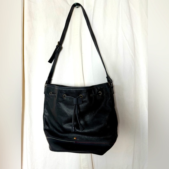 Tommy Hilfiger Black Bucket Bag Adjustable Strap, Interior Pockets, Gathered Top - Picture 1 of 10